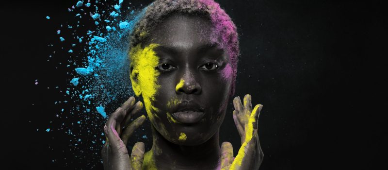 mulher-negra-posando-com-po-colorido